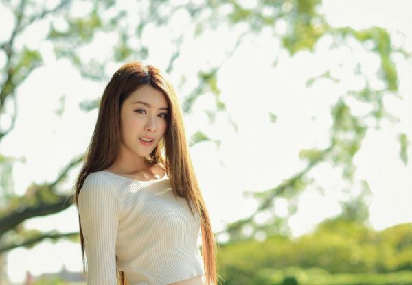 张慧贞 夏晴Miso  台湾正妹夏晴Miso公园室外写真，紧身破洞牛仔裤秀极致美腿，身姿窈窕，清新撩人，充满初恋感第40张图片