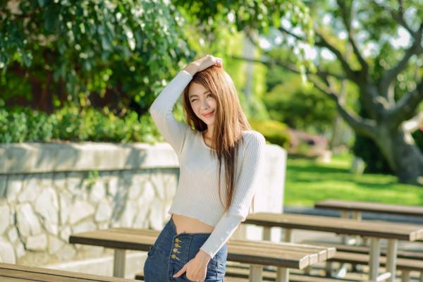 张慧贞 夏晴Miso  台湾正妹夏晴Miso公园室外写真，紧身破洞牛仔裤秀极致美腿，身姿窈窕，清新撩人，充满初恋感第42张图片