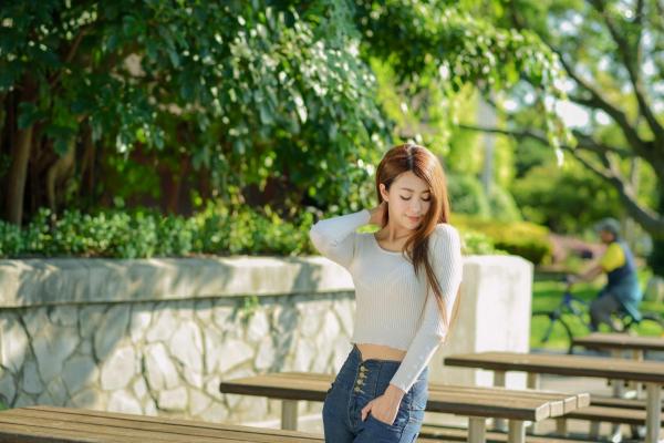 张慧贞 夏晴Miso  台湾正妹夏晴Miso公园室外写真，紧身破洞牛仔裤秀极致美腿，身姿窈窕，清新撩人，充满初恋感第43张图片