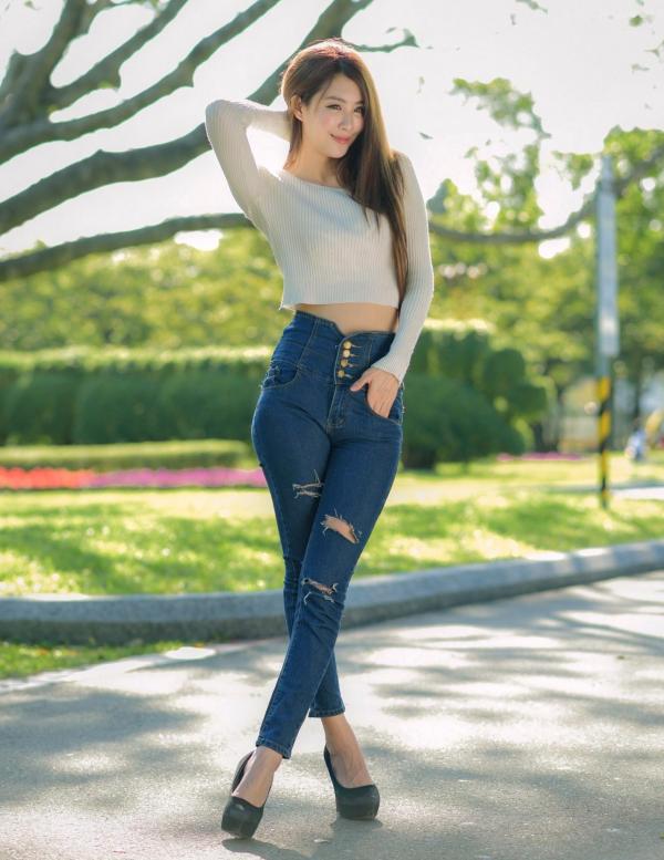 张慧贞 夏晴Miso  台湾正妹夏晴Miso公园室外写真，紧身破洞牛仔裤秀极致美腿，身姿窈窕，清新撩人，充满初恋感第44张图片