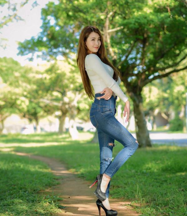 张慧贞 夏晴Miso  台湾正妹夏晴Miso公园室外写真，紧身破洞牛仔裤秀极致美腿，身姿窈窕，清新撩人，充满初恋感第45张图片