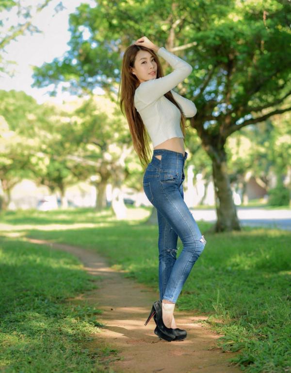张慧贞 夏晴Miso  台湾正妹夏晴Miso公园室外写真，紧身破洞牛仔裤秀极致美腿，身姿窈窕，清新撩人，充满初恋感第46张图片
