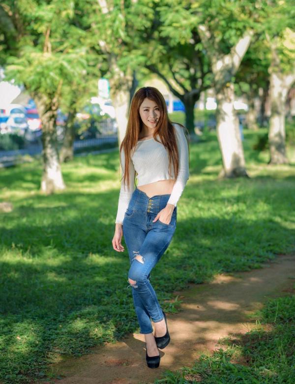 张慧贞 夏晴Miso  台湾正妹夏晴Miso公园室外写真，紧身破洞牛仔裤秀极致美腿，身姿窈窕，清新撩人，充满初恋感第47张图片