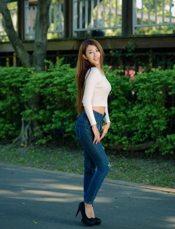 张慧贞 夏晴Miso  台湾正妹夏晴Miso公园室外写真，紧身破洞牛仔裤秀极致美腿，身姿窈窕，清新撩人，充满初恋感第48张图片