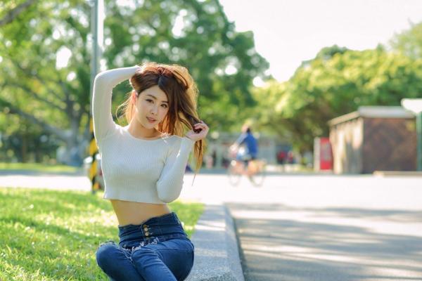 张慧贞 夏晴Miso  台湾正妹夏晴Miso公园室外写真，紧身破洞牛仔裤秀极致美腿，身姿窈窕，清新撩人，充满初恋感第52张图片