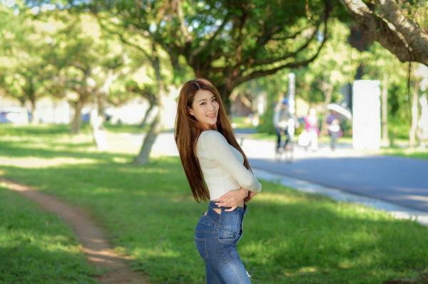 张慧贞 夏晴Miso  台湾正妹夏晴Miso公园室外写真，紧身破洞牛仔裤秀极致美腿，身姿窈窕，清新撩人，充满初恋感第53张图片
