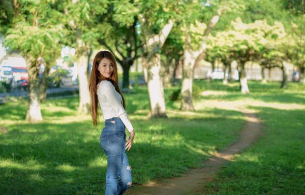 张慧贞 夏晴Miso  台湾正妹夏晴Miso公园室外写真，紧身破洞牛仔裤秀极致美腿，身姿窈窕，清新撩人，充满初恋感第54张图片