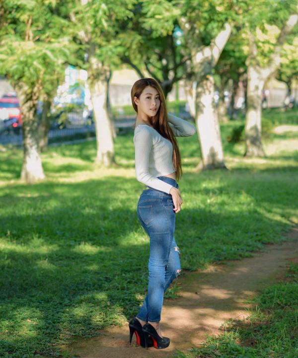 张慧贞 夏晴Miso  台湾正妹夏晴Miso公园室外写真，紧身破洞牛仔裤秀极致美腿，身姿窈窕，清新撩人，充满初恋感第55张图片