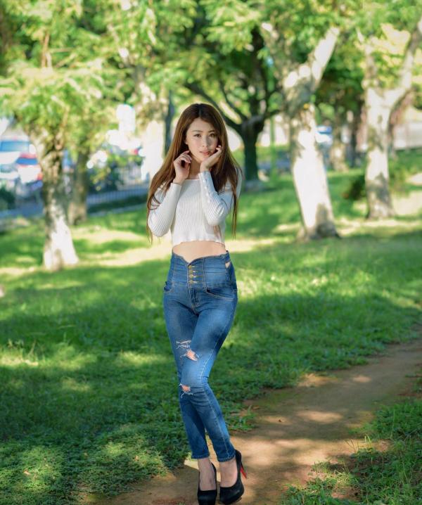 张慧贞 夏晴Miso  台湾正妹夏晴Miso公园室外写真，紧身破洞牛仔裤秀极致美腿，身姿窈窕，清新撩人，充满初恋感第56张图片