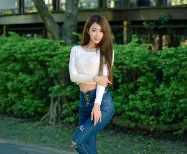 张慧贞 夏晴Miso  台湾正妹夏晴Miso公园室外写真，紧身破洞牛仔裤秀极致美腿，身姿窈窕，清新撩人，充满初恋感第57张图片