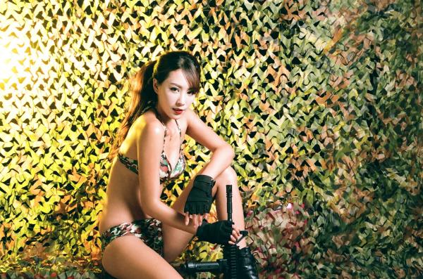 张慧贞 夏晴Miso  台湾正妹夏晴Miso迷彩女兵角色扮演写真，迷彩比基尼搭配军事风，展现野性火辣身材诱惑第16张图片