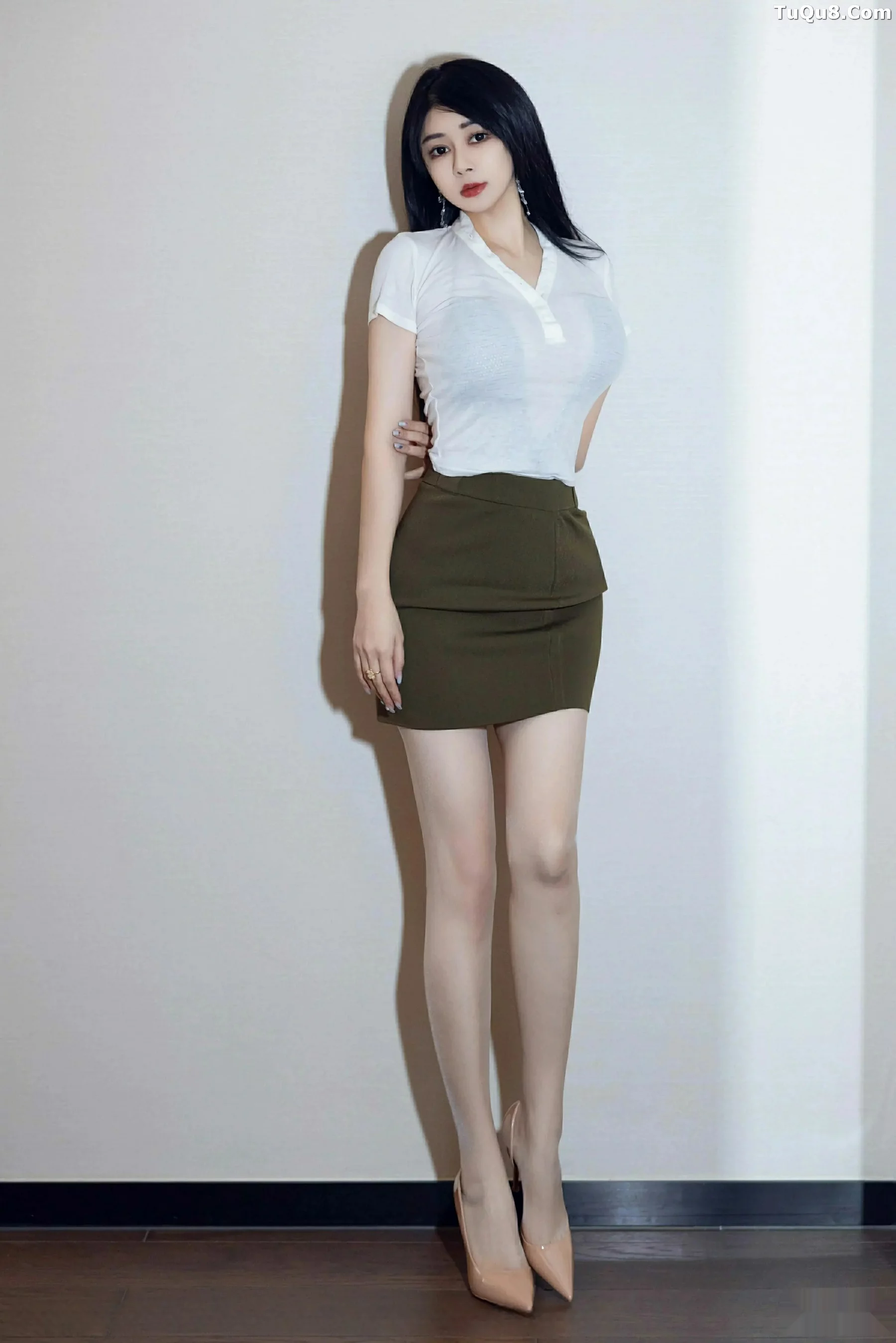 凯竹Vision 萌尤星凯竹 [HuaYang]高清写真图 2025.09.29 VOL.647 凯竹Quinn 白色T恤第1张图片