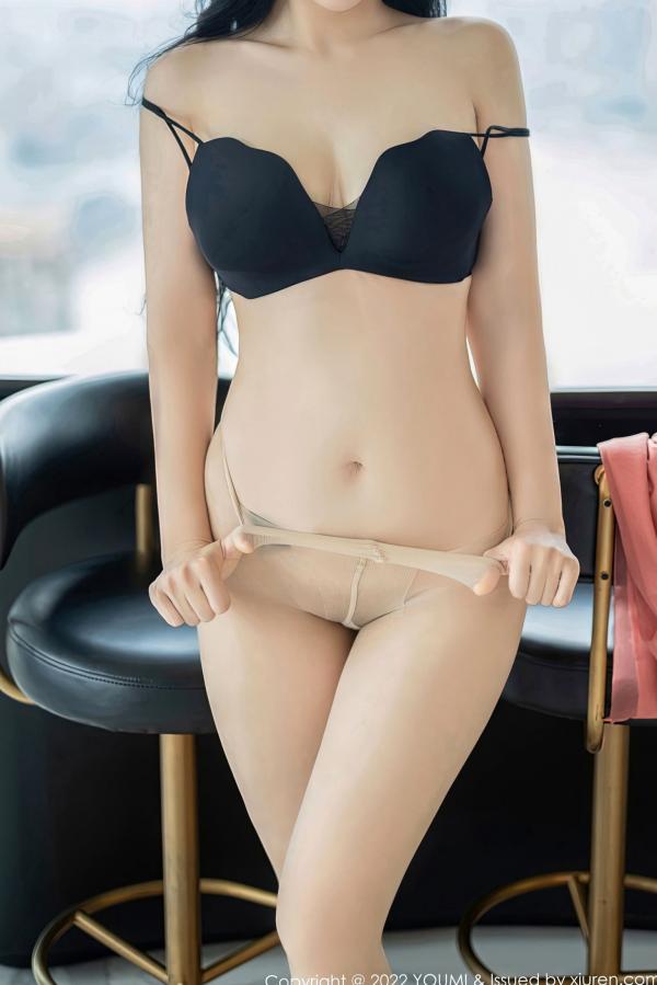 刘钰儿   YouMi尤蜜荟-852-刘钰儿：极品女神室内私房写真，浅色连衣裙与肉丝高跟组合，冷艳动人大尺度视觉盛宴第47张图片
