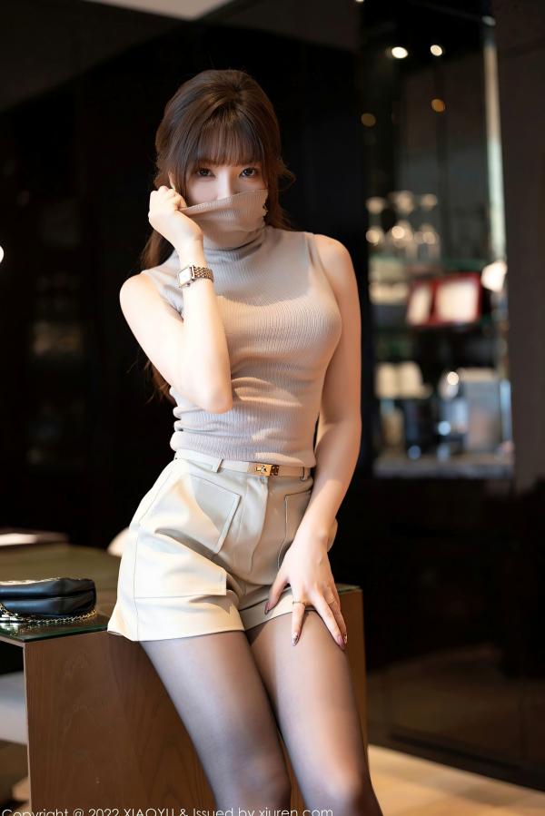 徐莉芝Booty 陈芝  XiaoYu语画界-808-芝芝Booty-杏色紧身衣黑丝诱惑-室内酒店私房照-极致美腿鉴赏-2022.06.28-无圣光大尺度第19张图片