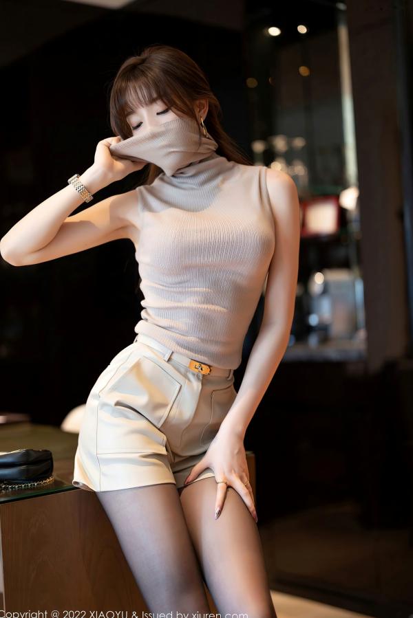 徐莉芝Booty 陈芝  XiaoYu语画界-808-芝芝Booty-杏色紧身衣黑丝诱惑-室内酒店私房照-极致美腿鉴赏-2022.06.28-无圣光大尺度第20张图片