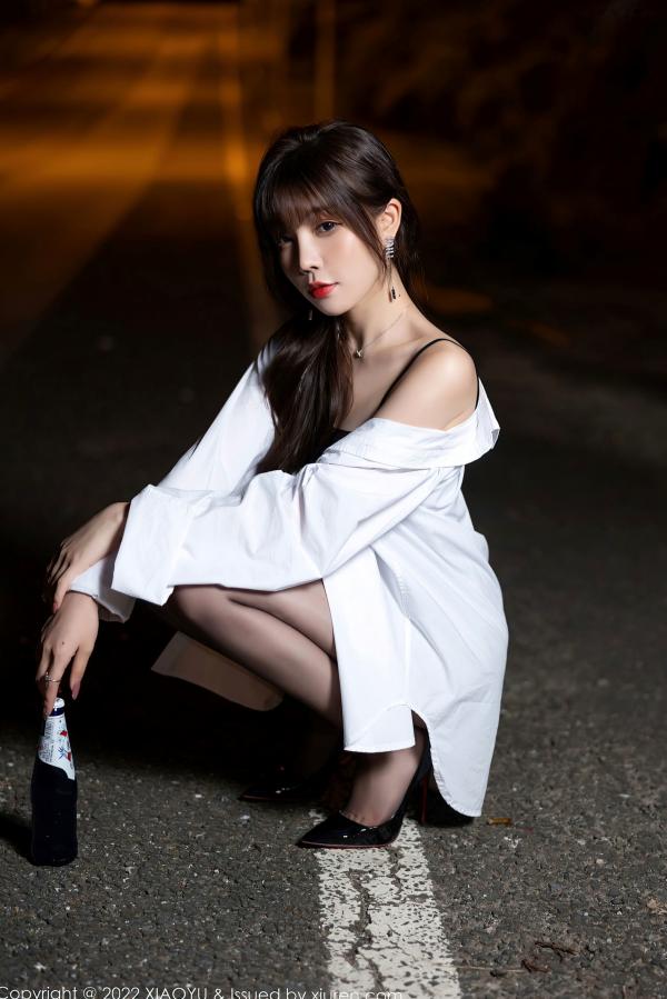 徐莉芝Booty 陈芝  XiaoYu语画界-800-芝芝Booty-深夜户外街拍：黑色皮质吊带裙配白衬衫，黑丝高跟美腿尽显御姐魅力，2022.06.16无圣光大尺度合集第21张图片