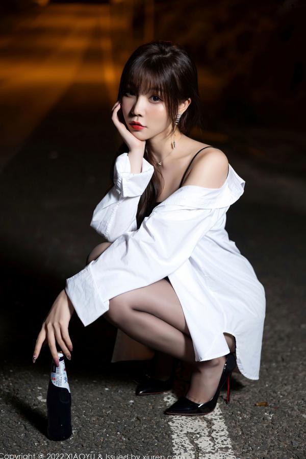 徐莉芝Booty 陈芝  XiaoYu语画界-800-芝芝Booty-深夜户外街拍：黑色皮质吊带裙配白衬衫，黑丝高跟美腿尽显御姐魅力，2022.06.16无圣光大尺度合集第22张图片