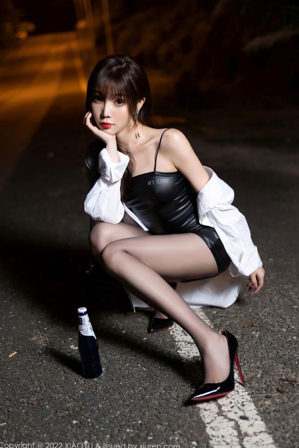 徐莉芝Booty 陈芝  XiaoYu语画界-800-芝芝Booty-深夜户外街拍：黑色皮质吊带裙配白衬衫，黑丝高跟美腿尽显御姐魅力，2022.06.16无圣光大尺度合集第23张图片