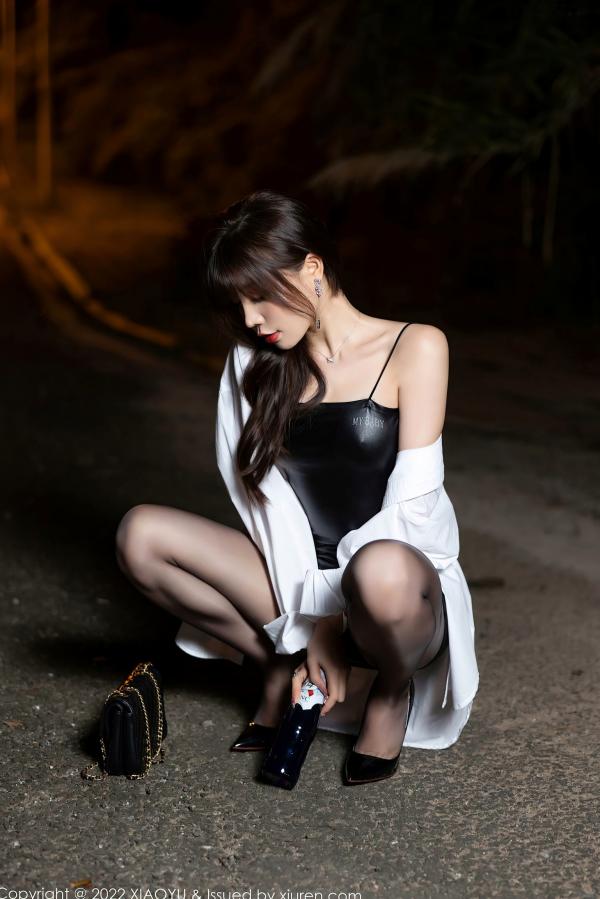 徐莉芝Booty 陈芝  XiaoYu语画界-800-芝芝Booty-深夜户外街拍：黑色皮质吊带裙配白衬衫，黑丝高跟美腿尽显御姐魅力，2022.06.16无圣光大尺度合集第27张图片