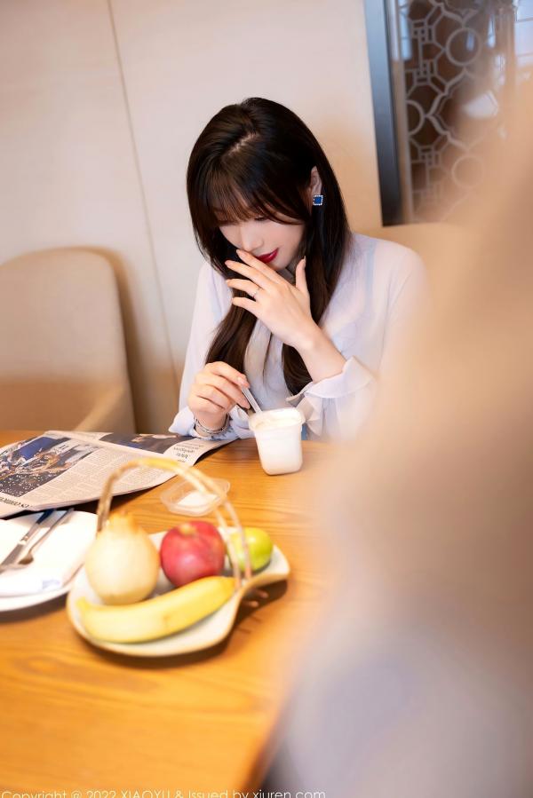 徐莉芝Booty 陈芝  XiaoYu语画界 774 芝芝Booty：职场OL制服与性感蕾丝内衣私房写真，极致美腿大尺度魅力呈现第10张图片