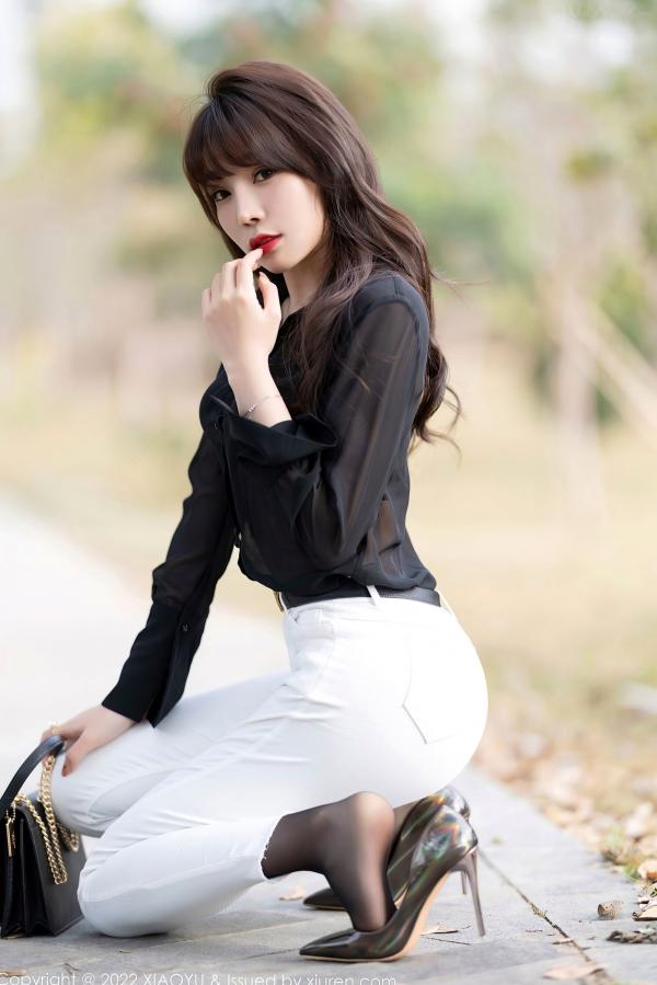 徐莉芝Booty 陈芝  XiaoYu语画界-715-芝芝Booty：黑色长袖T搭配背部镂空白裤，私房性感写真，极致诱惑大尺度第7张图片