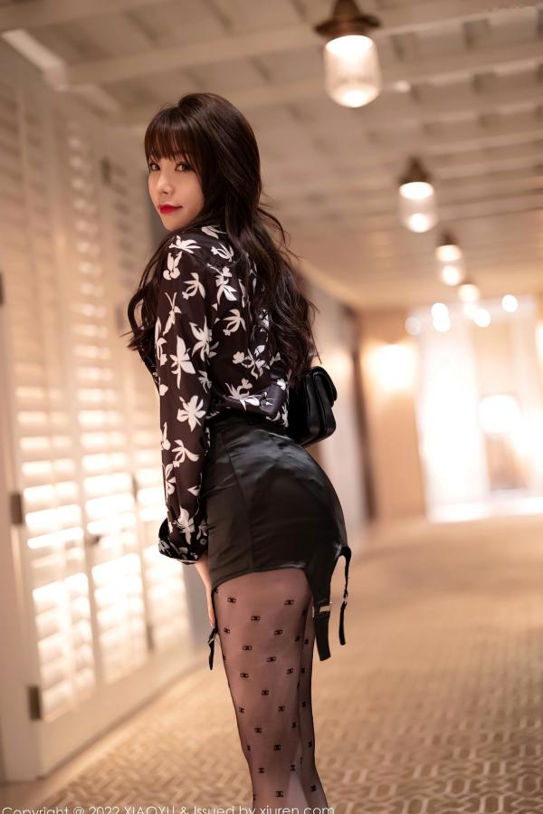 徐莉芝Booty 陈芝  语画界-693-芝芝Booty：红粉内衣与黑丝诱惑，曼妙私房摄影大尺度唯美写真第2张图片