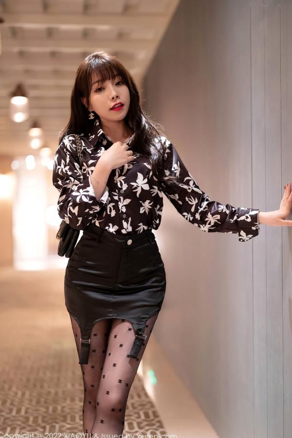 徐莉芝Booty 陈芝  语画界-693-芝芝Booty：红粉内衣与黑丝诱惑，曼妙私房摄影大尺度唯美写真第3张图片