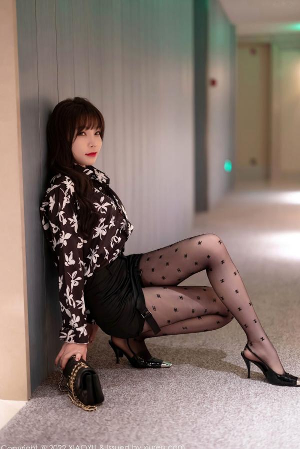 徐莉芝Booty 陈芝  语画界-693-芝芝Booty：红粉内衣与黑丝诱惑，曼妙私房摄影大尺度唯美写真第12张图片