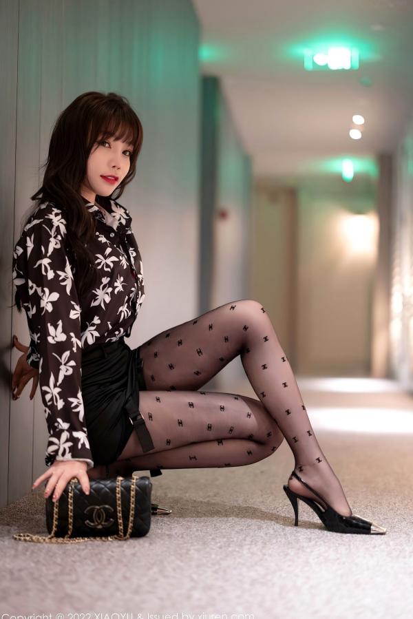 徐莉芝Booty 陈芝  语画界-693-芝芝Booty：红粉内衣与黑丝诱惑，曼妙私房摄影大尺度唯美写真第13张图片