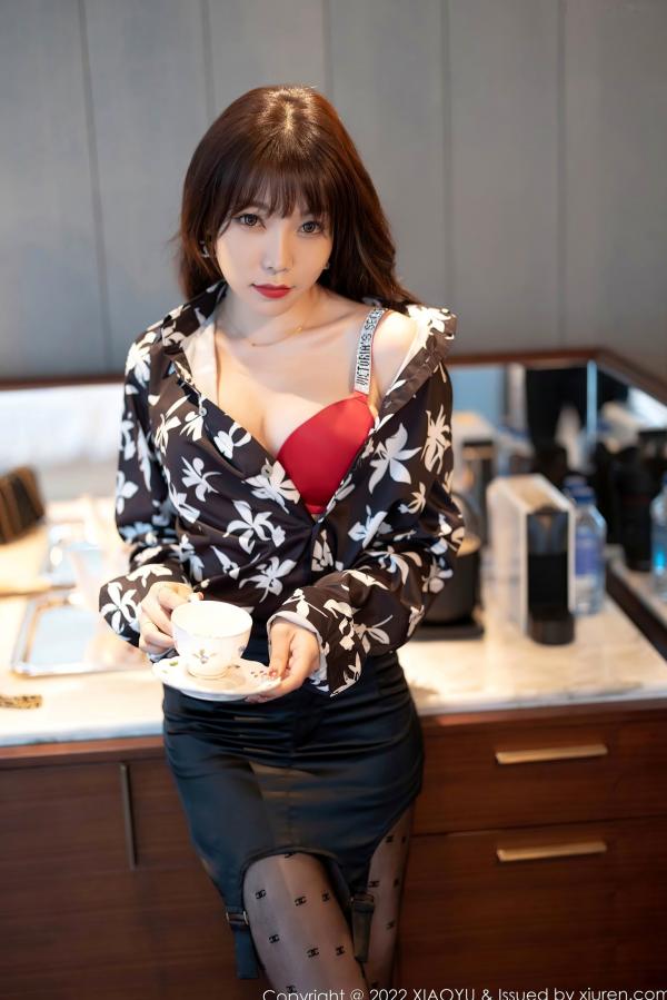 徐莉芝Booty 陈芝  语画界-693-芝芝Booty：红粉内衣与黑丝诱惑，曼妙私房摄影大尺度唯美写真第26张图片