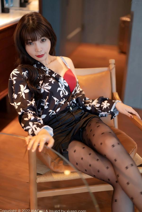徐莉芝Booty 陈芝  语画界-693-芝芝Booty：红粉内衣与黑丝诱惑，曼妙私房摄影大尺度唯美写真第34张图片