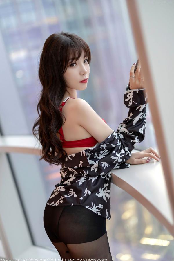 徐莉芝Booty 陈芝  语画界-693-芝芝Booty：红粉内衣与黑丝诱惑，曼妙私房摄影大尺度唯美写真第53张图片