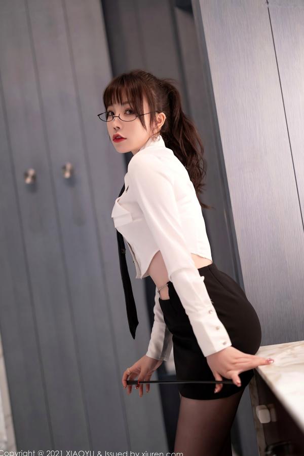 徐莉芝Booty 陈芝  XiaoYu语画界-684期 芝芝Booty：教师制服诱惑主题，白衬衫搭配超薄黑丝美腿，办公室OL性感演绎，大尺度视觉盛宴（2021.12.27）第2张图片