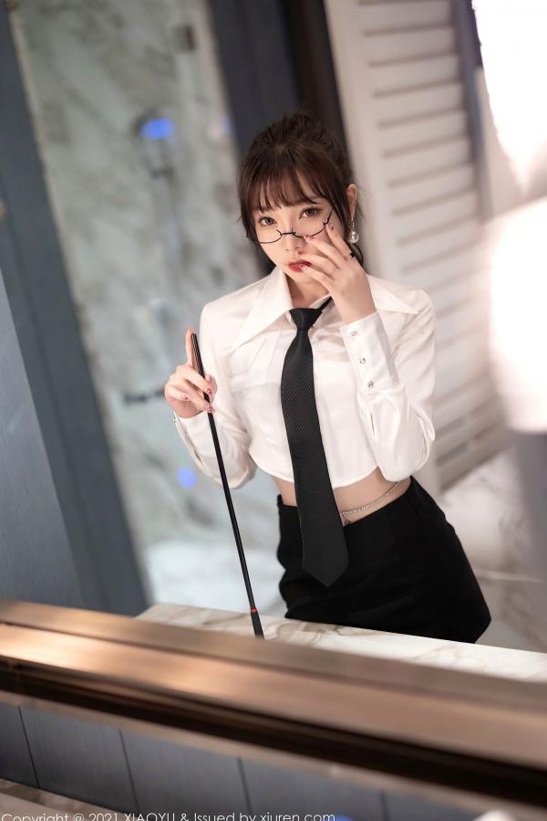徐莉芝Booty 陈芝  XiaoYu语画界-684期 芝芝Booty：教师制服诱惑主题，白衬衫搭配超薄黑丝美腿，办公室OL性感演绎，大尺度视觉盛宴（2021.12.27）第6张图片