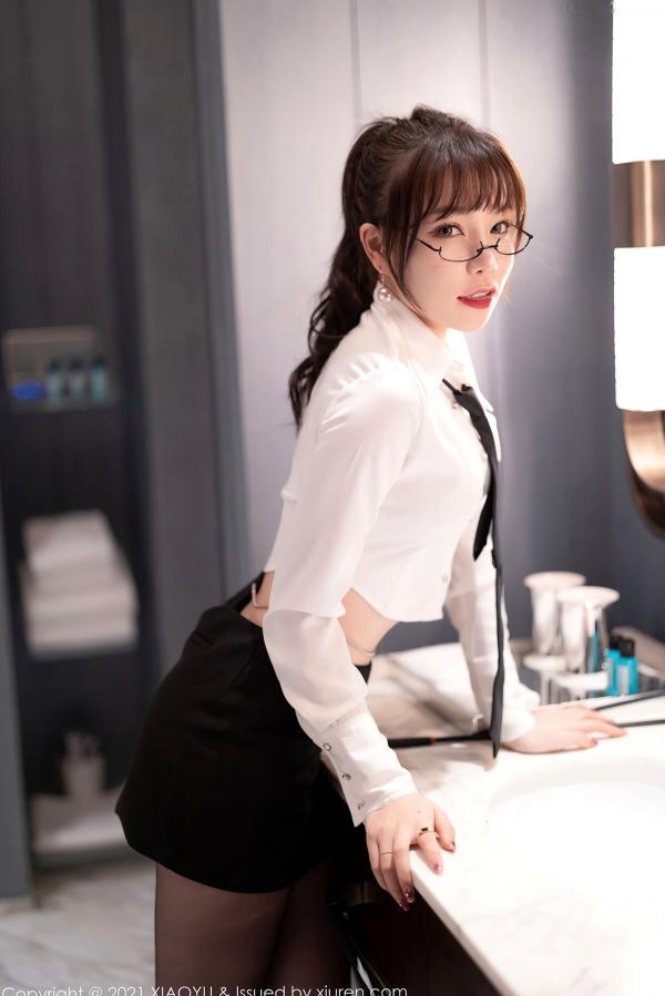 徐莉芝Booty 陈芝  XiaoYu语画界-684期 芝芝Booty：教师制服诱惑主题，白衬衫搭配超薄黑丝美腿，办公室OL性感演绎，大尺度视觉盛宴（2021.12.27）第7张图片