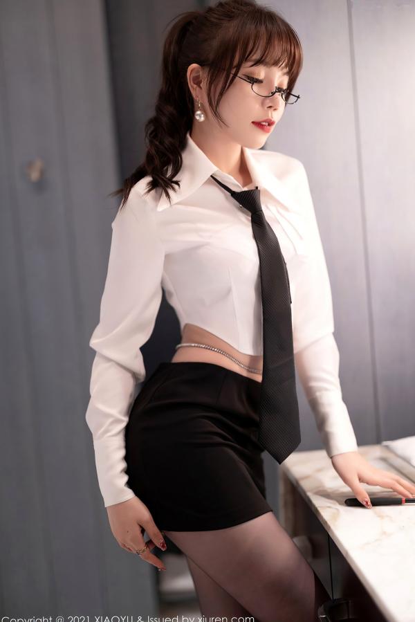 徐莉芝Booty 陈芝  XiaoYu语画界-684期 芝芝Booty：教师制服诱惑主题，白衬衫搭配超薄黑丝美腿，办公室OL性感演绎，大尺度视觉盛宴（2021.12.27）第8张图片