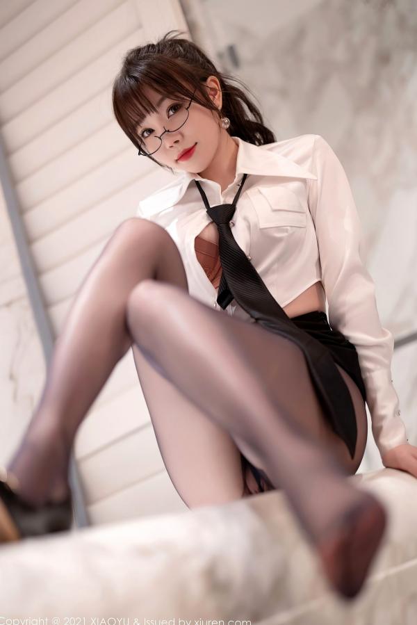 徐莉芝Booty 陈芝  XiaoYu语画界-684期 芝芝Booty：教师制服诱惑主题，白衬衫搭配超薄黑丝美腿，办公室OL性感演绎，大尺度视觉盛宴（2021.12.27）第45张图片