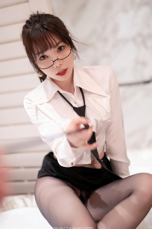徐莉芝Booty 陈芝  XiaoYu语画界-684期 芝芝Booty：教师制服诱惑主题，白衬衫搭配超薄黑丝美腿，办公室OL性感演绎，大尺度视觉盛宴（2021.12.27）第47张图片