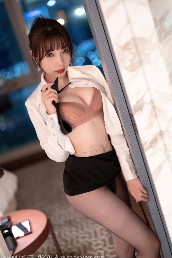 徐莉芝Booty 陈芝  XiaoYu语画界-684期 芝芝Booty：教师制服诱惑主题，白衬衫搭配超薄黑丝美腿，办公室OL性感演绎，大尺度视觉盛宴（2021.12.27）第55张图片