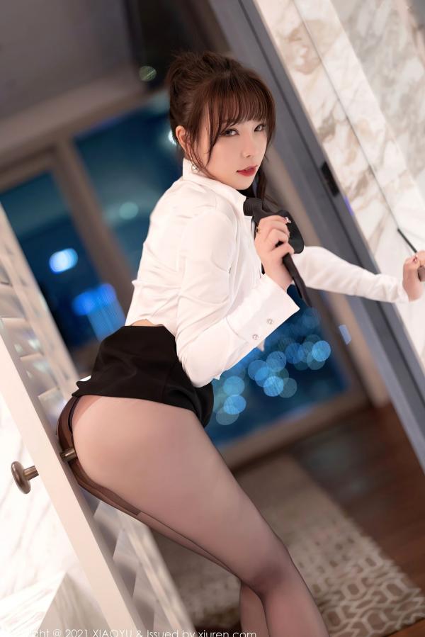 徐莉芝Booty 陈芝  XiaoYu语画界-684期 芝芝Booty：教师制服诱惑主题，白衬衫搭配超薄黑丝美腿，办公室OL性感演绎，大尺度视觉盛宴（2021.12.27）第60张图片