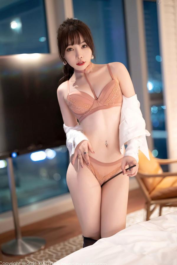 徐莉芝Booty 陈芝  XiaoYu语画界-684期 芝芝Booty：教师制服诱惑主题，白衬衫搭配超薄黑丝美腿，办公室OL性感演绎，大尺度视觉盛宴（2021.12.27）第85张图片