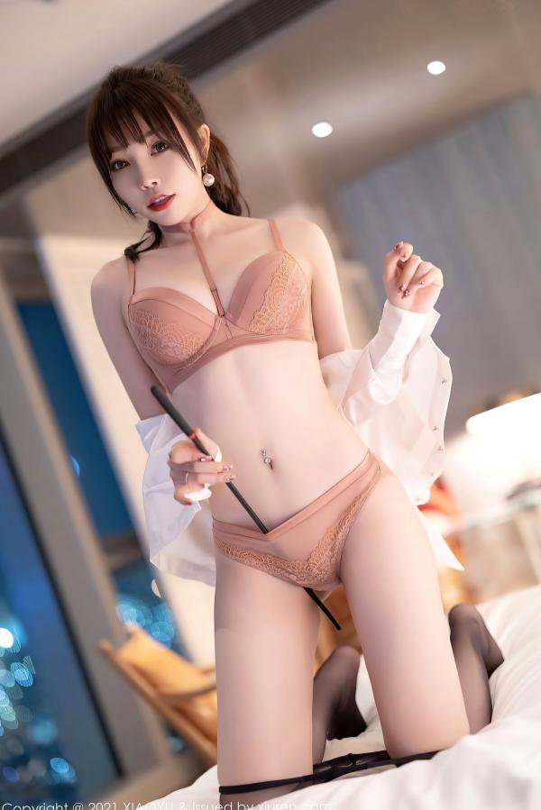 徐莉芝Booty 陈芝  XiaoYu语画界-684期 芝芝Booty：教师制服诱惑主题，白衬衫搭配超薄黑丝美腿，办公室OL性感演绎，大尺度视觉盛宴（2021.12.27）第88张图片
