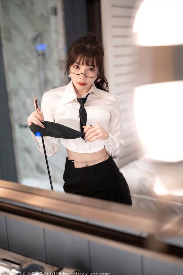 徐莉芝Booty 陈芝  XiaoYu语画界-684期 芝芝Booty：教师制服诱惑主题，白衬衫搭配超薄黑丝美腿，办公室OL性感演绎，大尺度视觉盛宴（2021.12.27）第100张图片