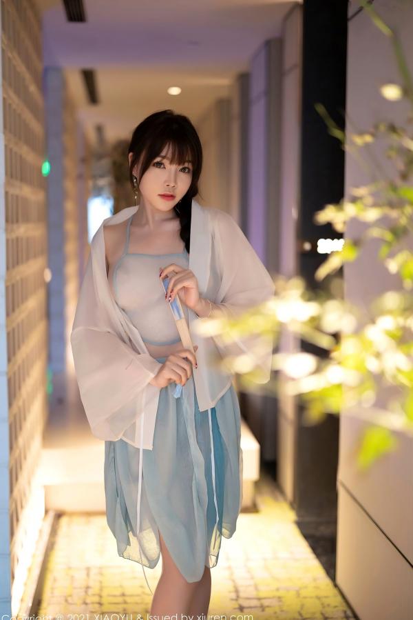 徐莉芝Booty 陈芝  XiaoYu语画界679期：芝芝Booty古典闺房写真，古韵薄纱缠身，书法折扇下的绝美意境，皮肤白皙通透的极致视觉享受，无圣光大尺度唯美呈现第1张图片