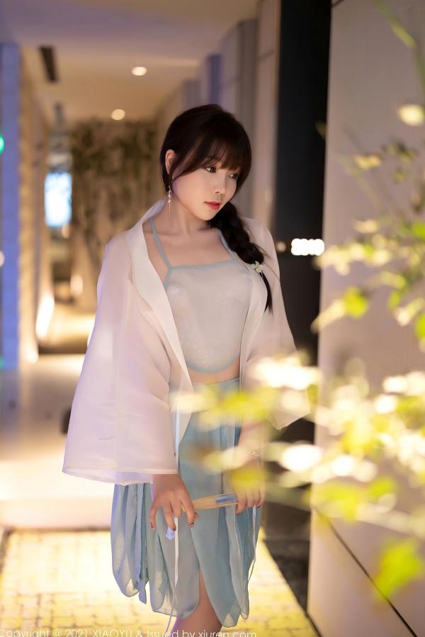 徐莉芝Booty 陈芝  XiaoYu语画界679期：芝芝Booty古典闺房写真，古韵薄纱缠身，书法折扇下的绝美意境，皮肤白皙通透的极致视觉享受，无圣光大尺度唯美呈现第2张图片