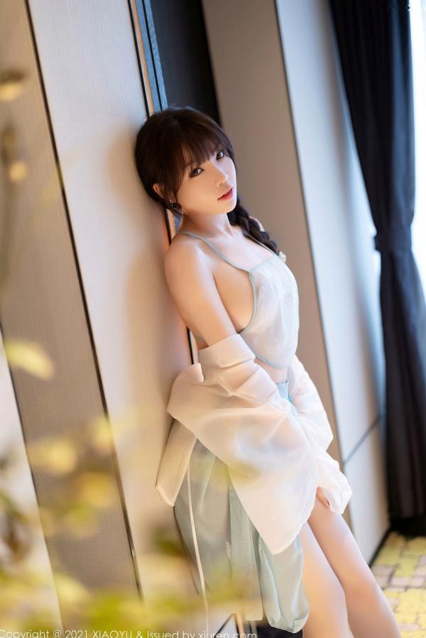徐莉芝Booty 陈芝  XiaoYu语画界679期：芝芝Booty古典闺房写真，古韵薄纱缠身，书法折扇下的绝美意境，皮肤白皙通透的极致视觉享受，无圣光大尺度唯美呈现第14张图片