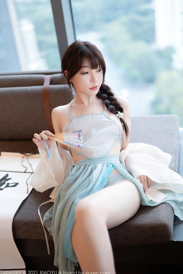 徐莉芝Booty 陈芝  XiaoYu语画界679期：芝芝Booty古典闺房写真，古韵薄纱缠身，书法折扇下的绝美意境，皮肤白皙通透的极致视觉享受，无圣光大尺度唯美呈现第21张图片
