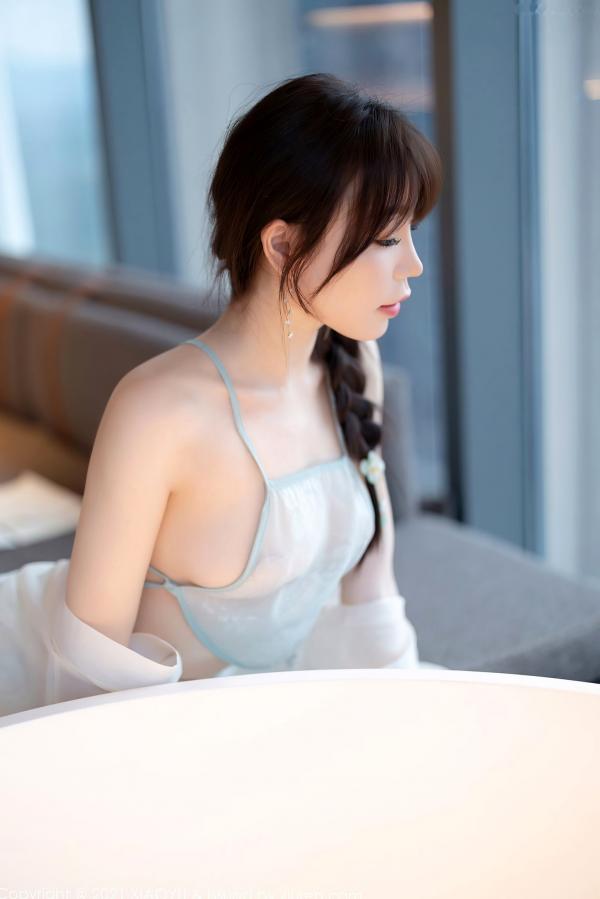 徐莉芝Booty 陈芝  XiaoYu语画界679期：芝芝Booty古典闺房写真，古韵薄纱缠身，书法折扇下的绝美意境，皮肤白皙通透的极致视觉享受，无圣光大尺度唯美呈现第31张图片