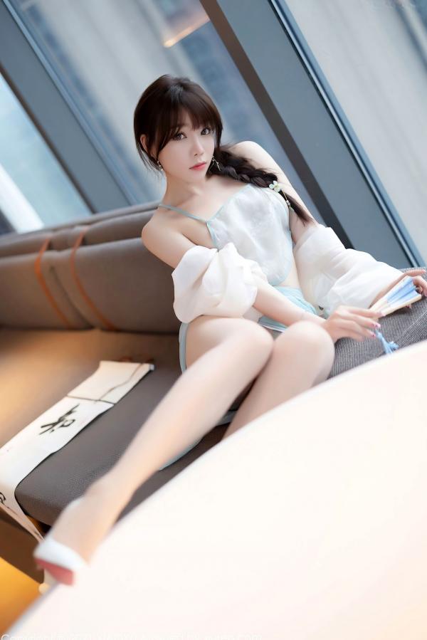 徐莉芝Booty 陈芝  XiaoYu语画界679期：芝芝Booty古典闺房写真，古韵薄纱缠身，书法折扇下的绝美意境，皮肤白皙通透的极致视觉享受，无圣光大尺度唯美呈现第35张图片