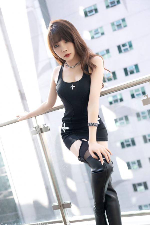 徐莉芝Booty 陈芝  XiaoYu语画界-659-芝芝Booty：黑色吊带内衣与长靴诱惑，酒店私房大尺度写真，顶级好身材超模演绎无圣光绝美风情第4张图片